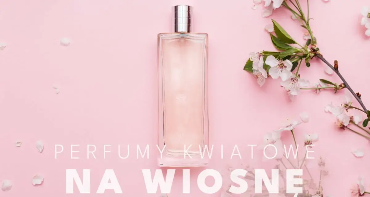 Elegancka butelka perfum otoczona delikatnymi, białymi kwiatami. Idealne perfumy kwiatowe na wiosnę.
