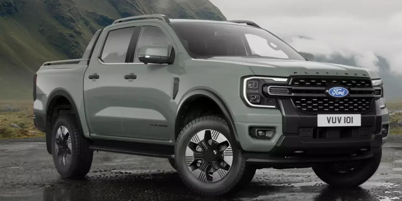Nowy Ford Ranger Platinum w kolorze zielonym, gotowy na przygodę w górach.
