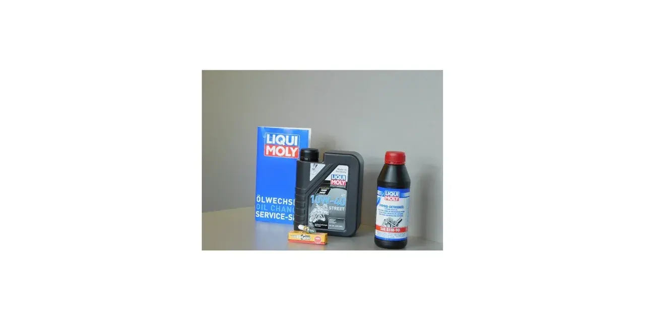 Kit per la manutenzione del motore SYM: olio motore 10W-40, olio per ingranaggi SAE 85W-90 e candela.