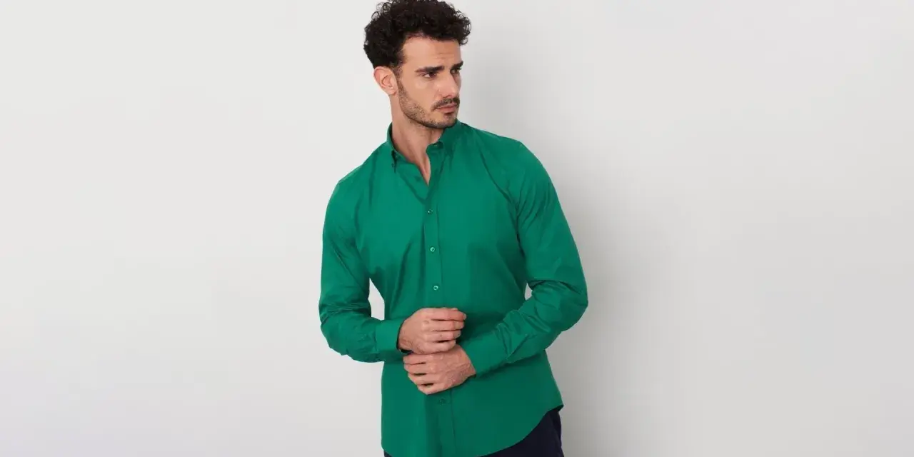 Uomo con camicia verde brillante, un perfetto abbinamento camicia verde uomo per un look moderno.