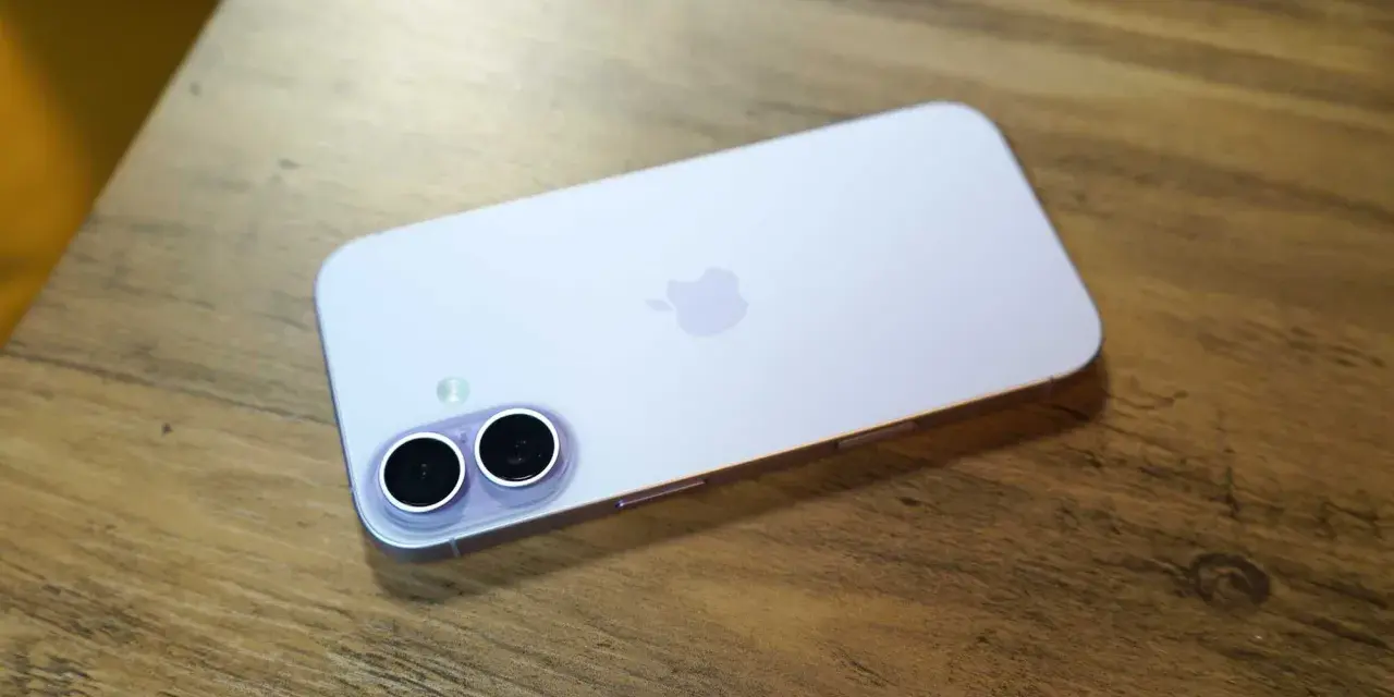 En ljuslila iPhone med dubbla kameror ligger på ett träbord. Vilken iPhone har jag?