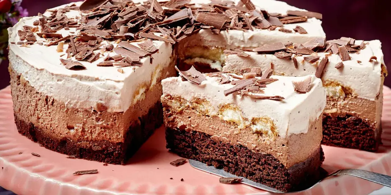 Schoko-Sahne-Torte: Ein Konditor-Meisterwerk mit drei Schichten Mousse, Biskuit und Schokostreuseln. Ein Traum für jeden Kuchenliebhaber, inspiriert von einem klassischen Rezept.