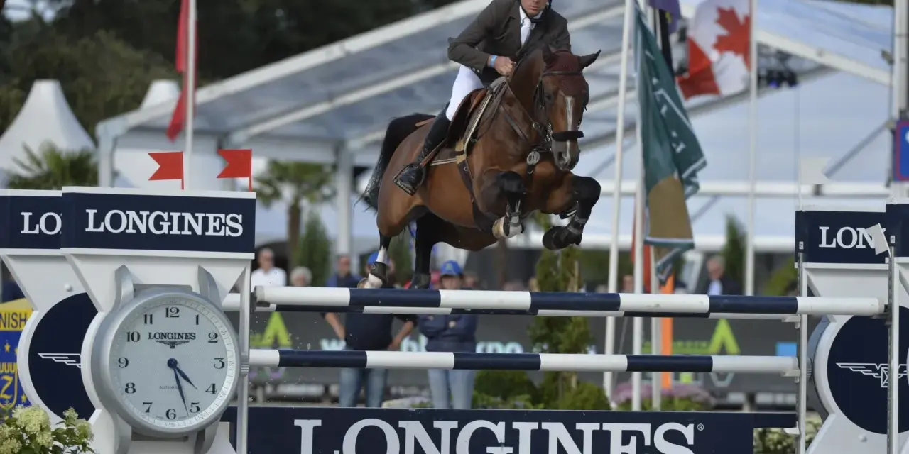 Le cavalier Cooper van de Heffinck et son cheval sautent un obstacle lors d'une compétition équestre.