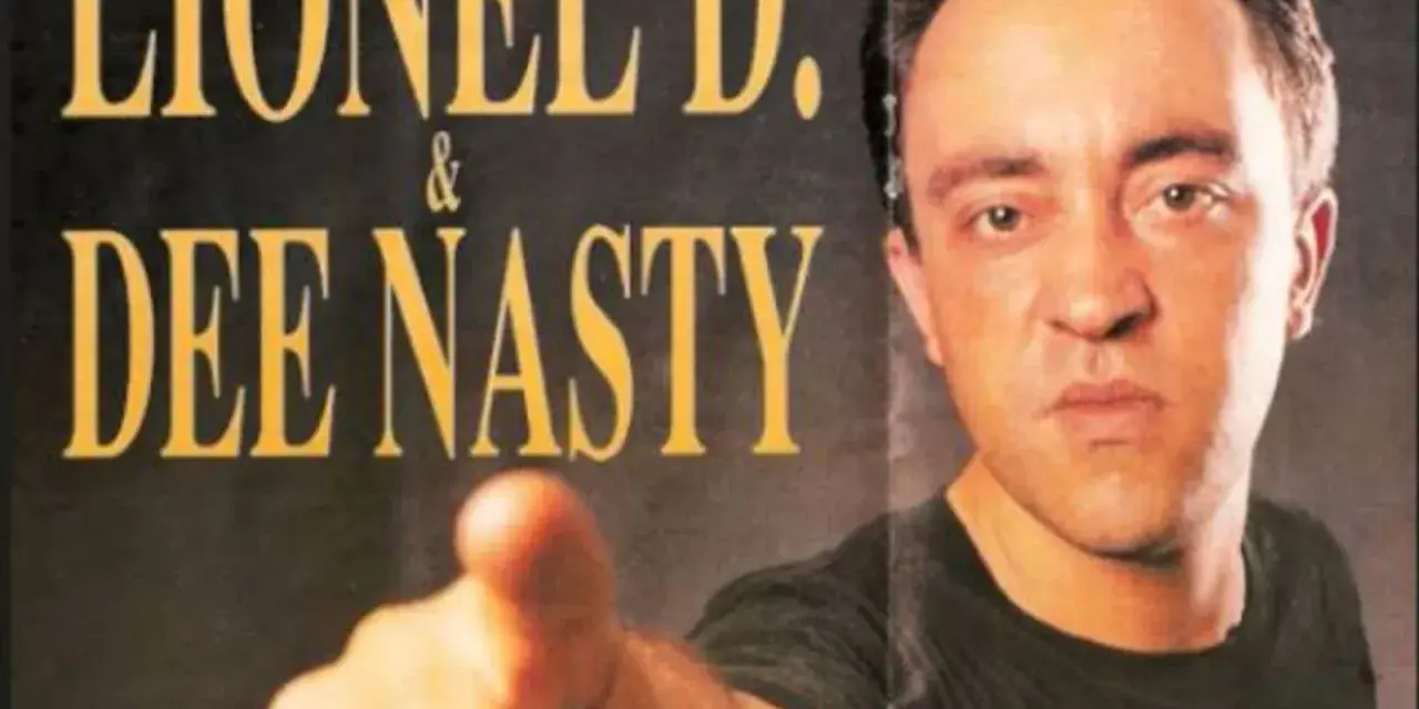 Lionel D. & Dee Nasty, pionniers du hip-hop français, posent ensemble. Dee Nasty, le premier rappeur français, pointe du doigt.