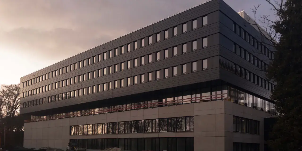 Neues Gebäude der Uni Bochum Jura im Bau, mit vielen Fenstern und moderner Fassade.
