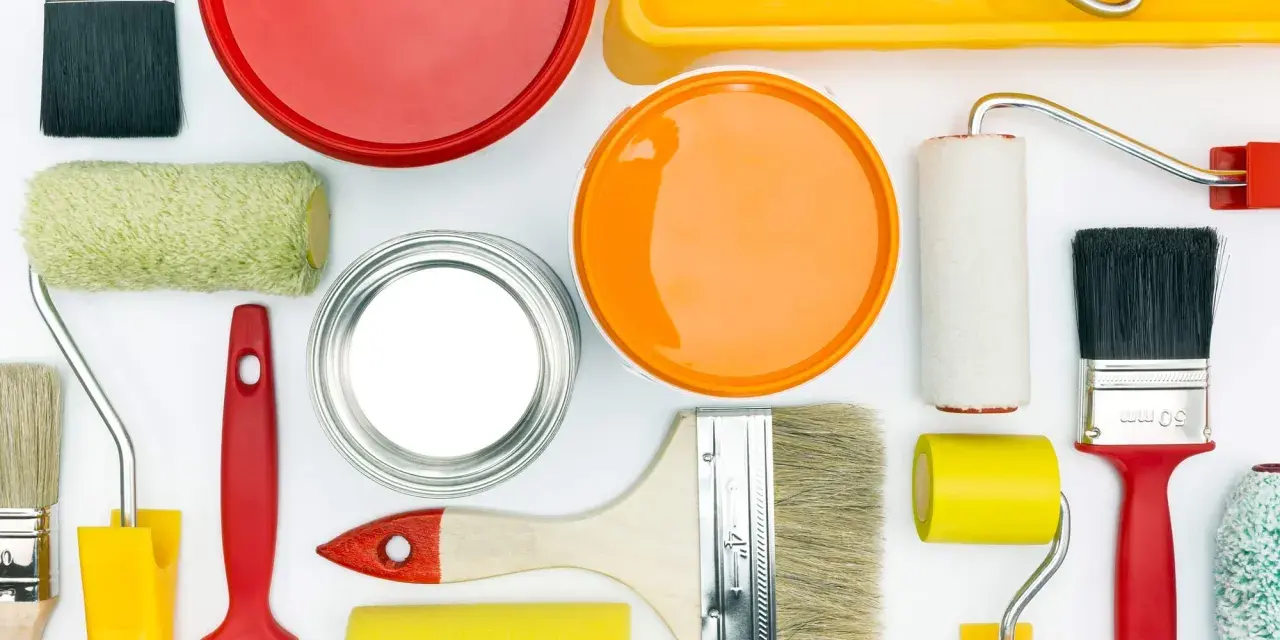 Pennelli, rulli e barattoli di vernice colorata, pronti per dipingere e come evitare i segni del rullo in controluce.