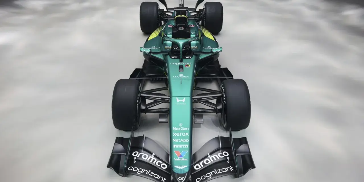El Aston Martin F1 2026, un coche de carreras verde y negro con alerones aerodinámicos y patrocinadores como Aramco y Cognizant.