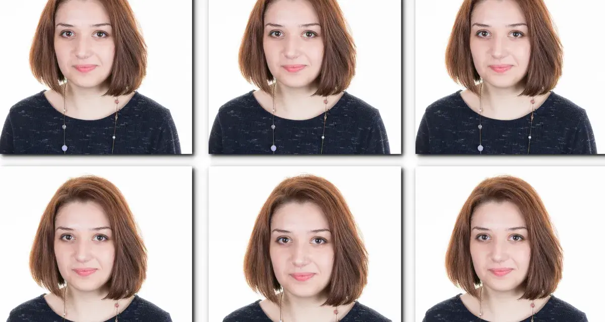 Kobieta w granatowej bluzce z naszyjnikiem. Idealny strój, by wiedzieć, co ubrać na zdjęcie do dowodu.