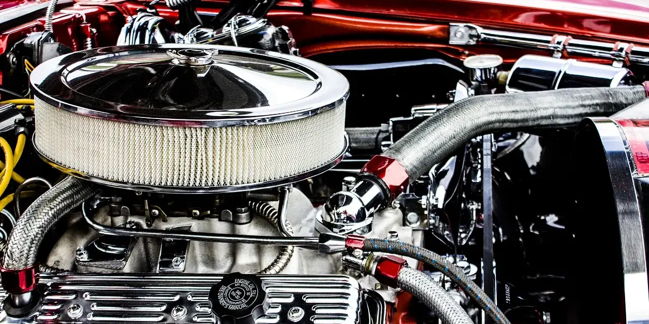 Motore cromato lucido, con filtro aria rotondo e tubi intrecciati. Un esempio di come si misurano i cavalli di un motore, con dettagli che ne esaltano la potenza.