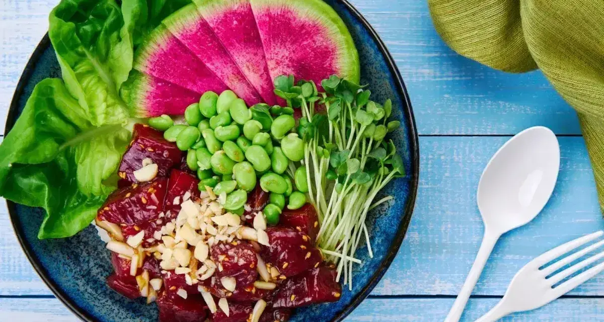Kolorowy poke bowl: surowe ryby, edamame, rzodkiewka, kiełki i sałata. To właśnie jest poke bowl!