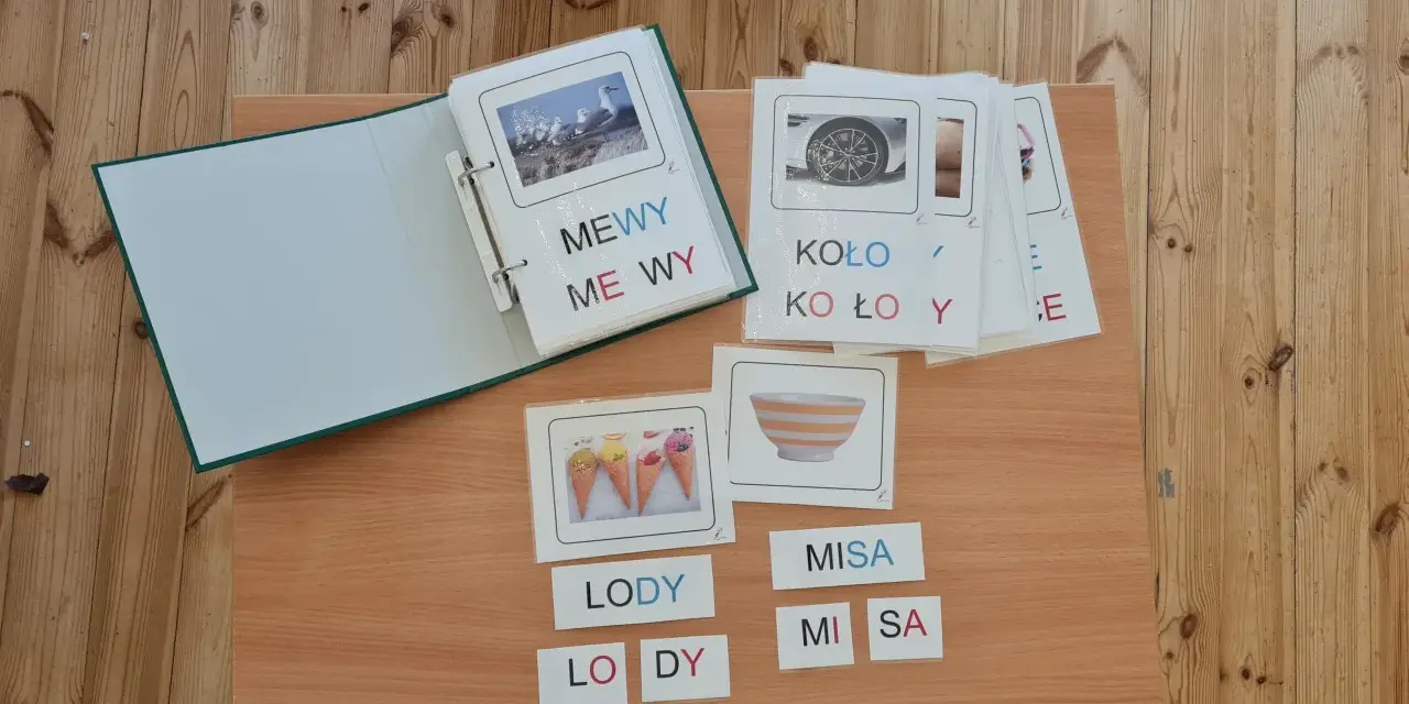 Karty edukacyjne z literami i obrazkami: mewy, koło, lody, misa. Dzieci uczą się czytać, składając wersaliki.