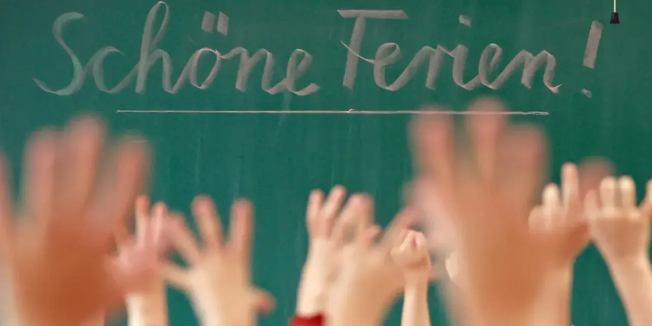 Schöne Ferien! Kinderhände recken sich erwartungsvoll dem Tafelbild entgegen, bereit für die Sommerferien NRW 2029.