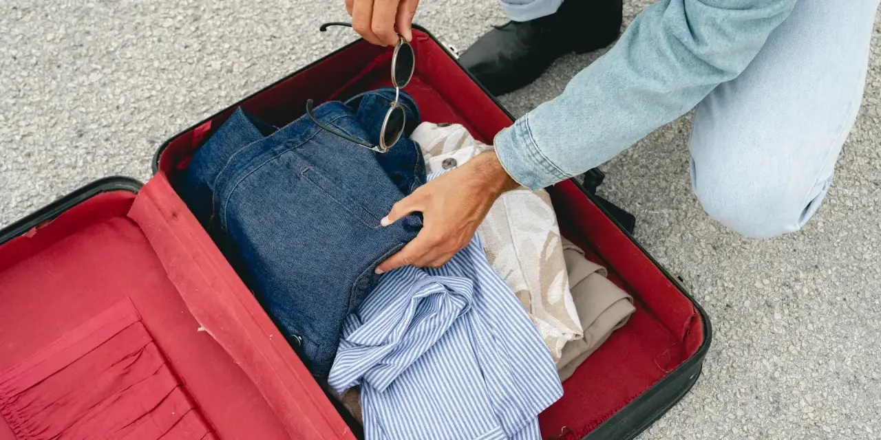 Pakowanie walizki. Zastanawiasz się, ile kosztuje dokupienie walizki w Ryanair? Sprawdź ceny przed podróżą!