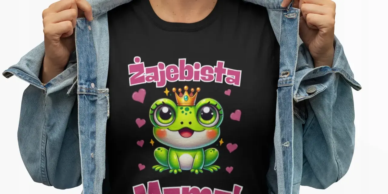 Czarna koszulka na Dzień Mamy z uroczą żabką w koronie i napisem "Zajebista Mama!". Idealny prezent dla każdej super mamy.