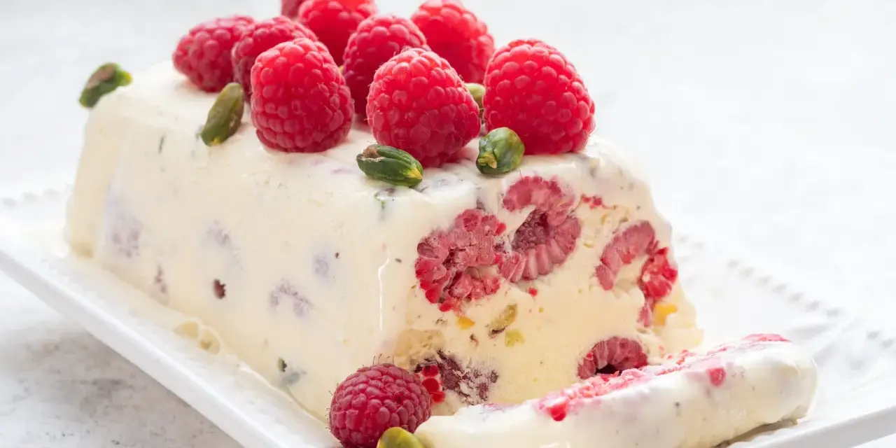 Pyszne semifreddo z malinami i pistacjami, idealne na letnie popołudnie. Ten przepis na semifreddo zachwyci każdego!