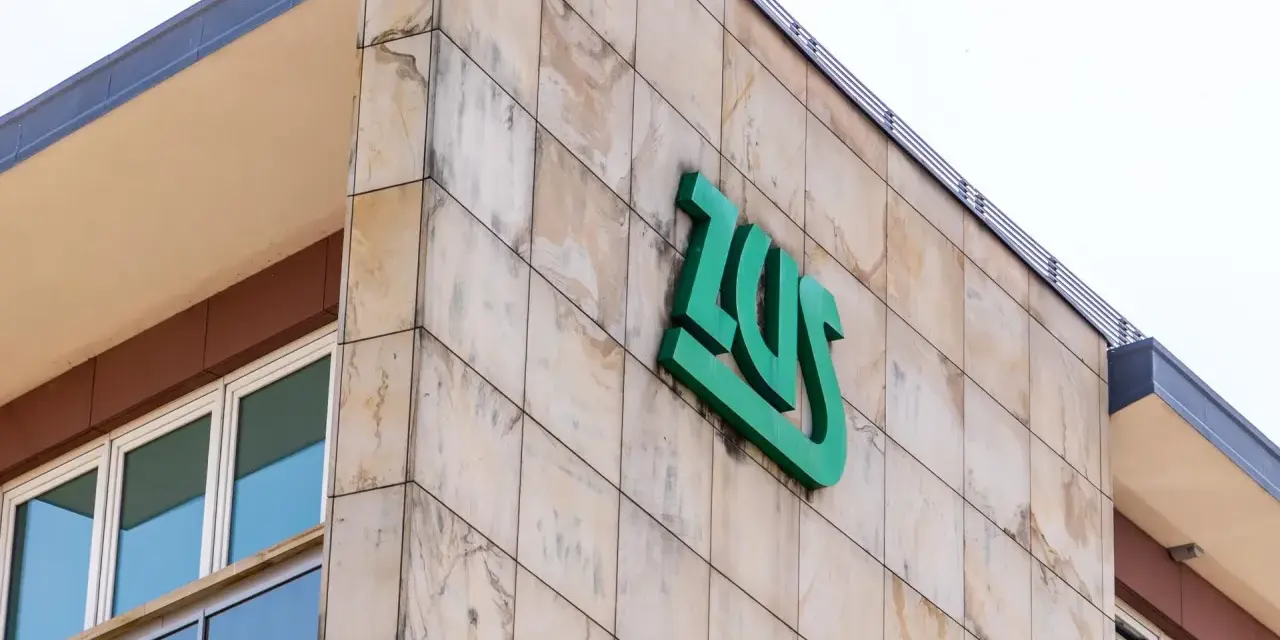 Znak ZUS na budynku. Zastanawiasz się, jak umowa zlecenie wpływa na Twoją przyszłą emeryturę?