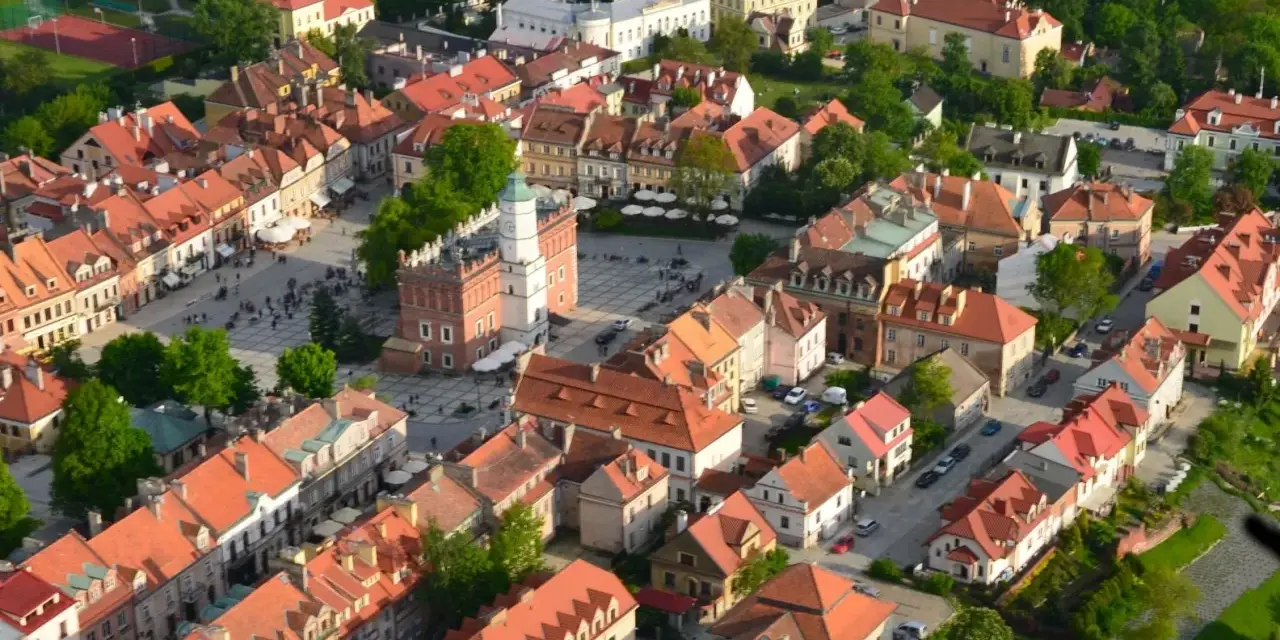 Widok z lotu ptaka na rynek z ratuszem i kamienicami w Sandomierzu, malowniczej części Kotliny Sandomierskiej.
