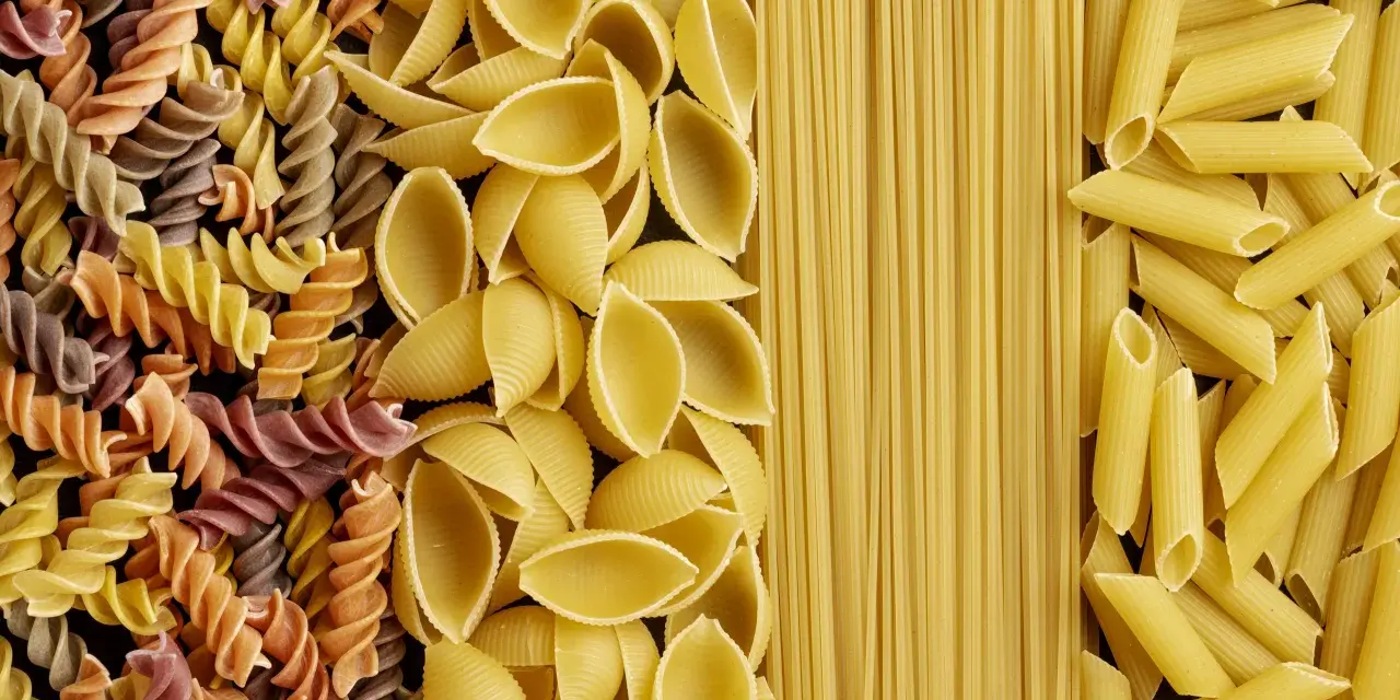 Kolorowy makaron fusilli, muszelki, spaghetti i penne. Wybór makaronu premium dla każdego smakosza.