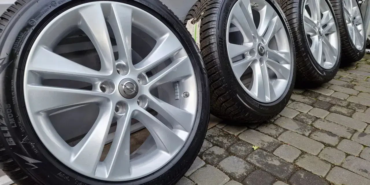 Komplet felg aluminiowych do Astry J z oponami zimowymi Bridgestone. Rozstaw śrub 5x115.
