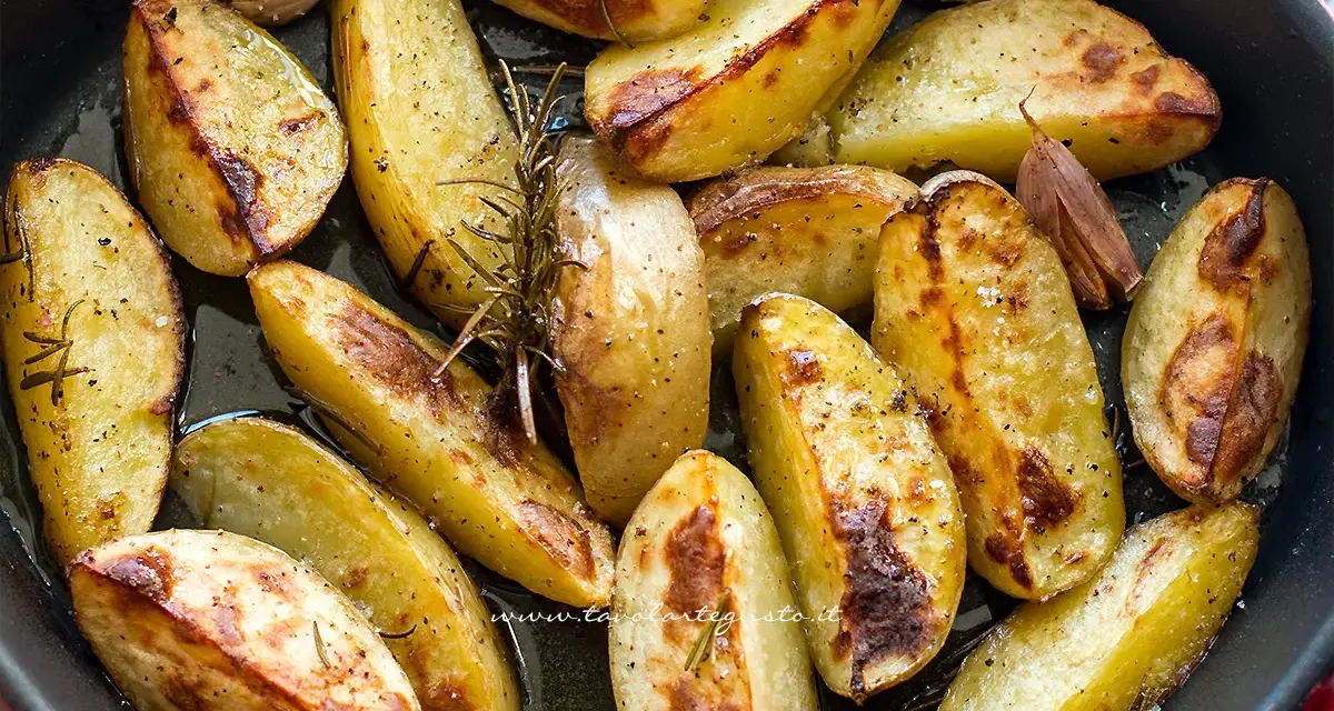 Patate al forno croccanti, dorate e profumate al rosmarino e aglio, pronte per essere gustate.