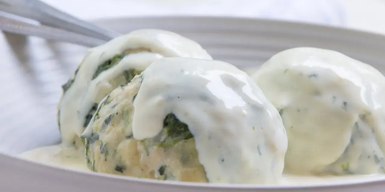Drei Klöße mit Spinat, übergossen mit einer cremigen Gorgonzolasauce. Ein italienisches Original-Rezept für Genießer.