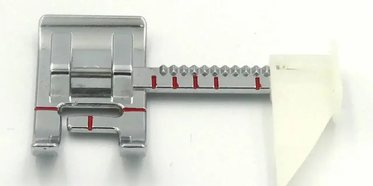 Pied presseur de machine à coudre avec guide pour vous aider à coudre droit.