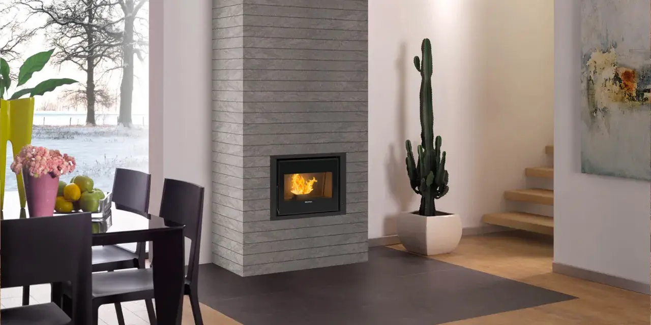 Camino a pellet con fiamme vive, un cactus e un tavolo da pranzo. Il pellet migliore qualità per un ambiente caldo.