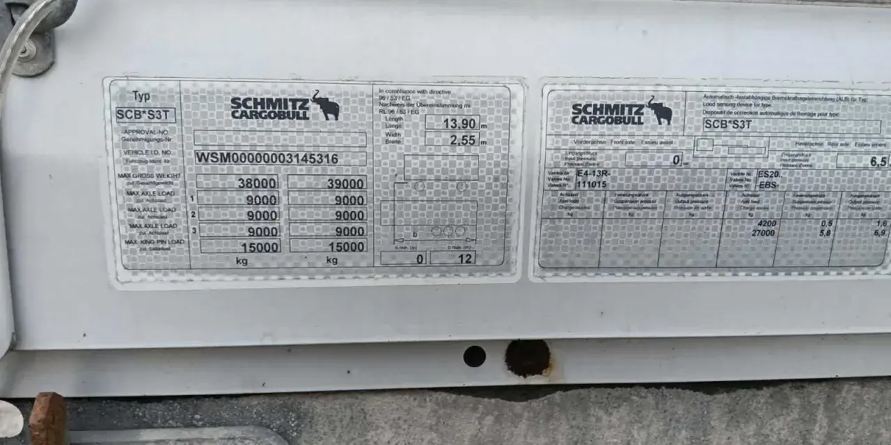 Tabliczka znamionowa naczepy Schmitz z numerem VIN i danymi technicznymi.