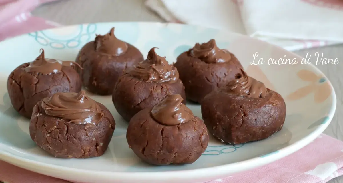 Dolci da fare in 5 minuti senza cottura: palline al cacao con crema al cioccolato, perfette per una pausa golosa.