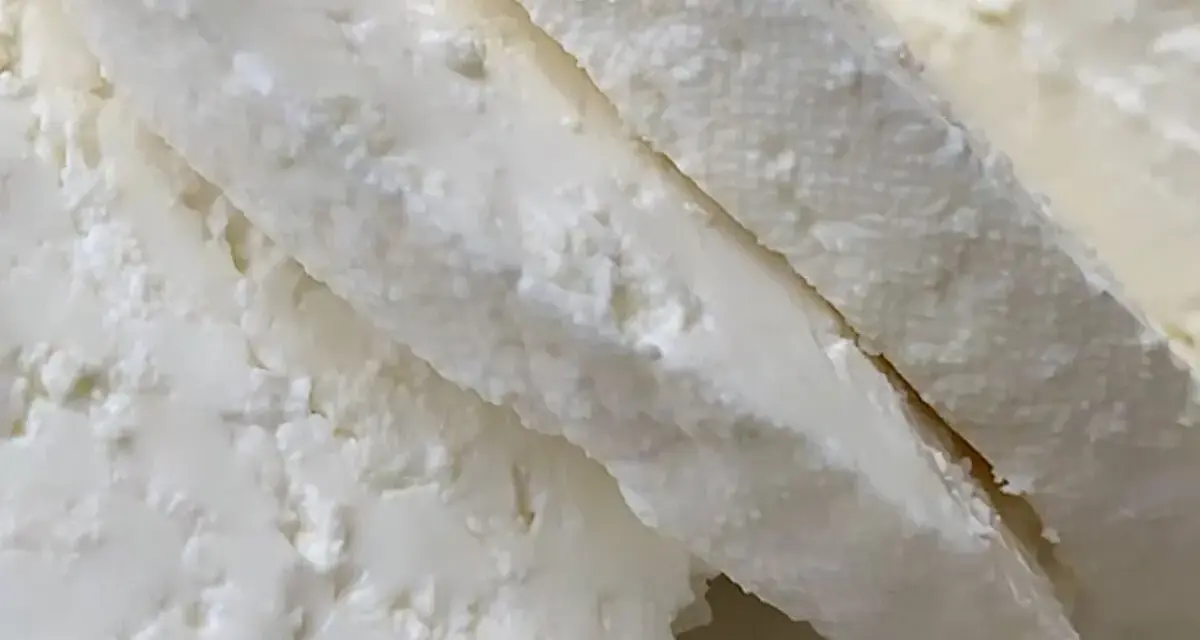 Świeży, biały twaróg z mleka krowiego, pokrojony w kawałki. Idealny do sernika lub na kanapki.