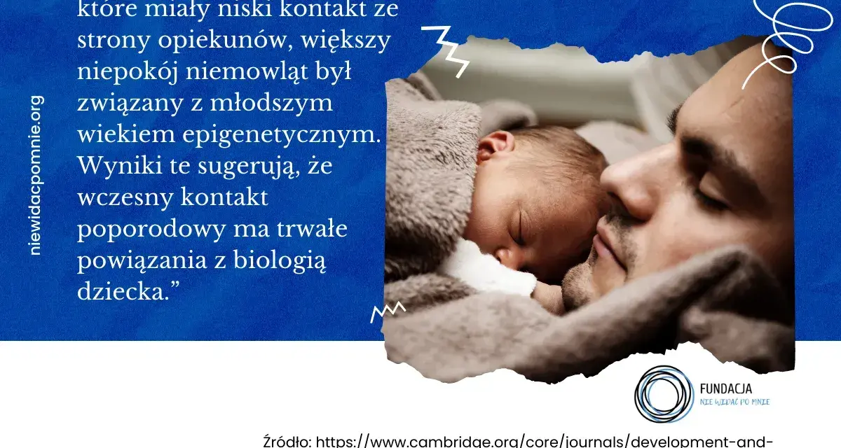 Ojciec tuli śpiące dziecko. Czy przytulenie coś znaczy? Badania sugerują, że wczesny kontakt poporodowy ma trwałe powiązania z biologią dziecka.