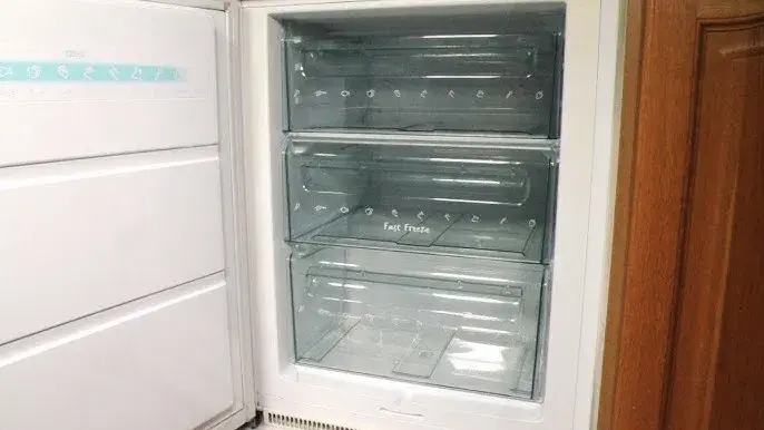 Jak skutecznie umyć zamrażarkę? Poradnik krok po kroku + triki!