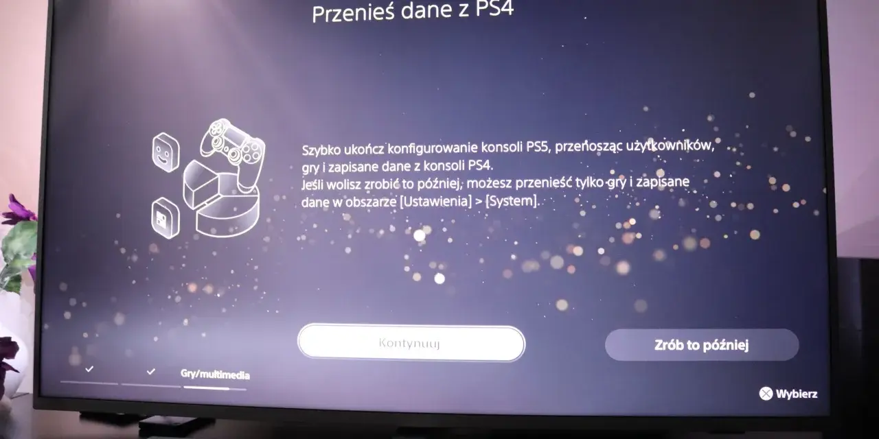 Ekran konsoli PS5 pokazuje opcję "Przenieś dane z PS4", pomagając w konfiguracji i przeniesieniu gier.