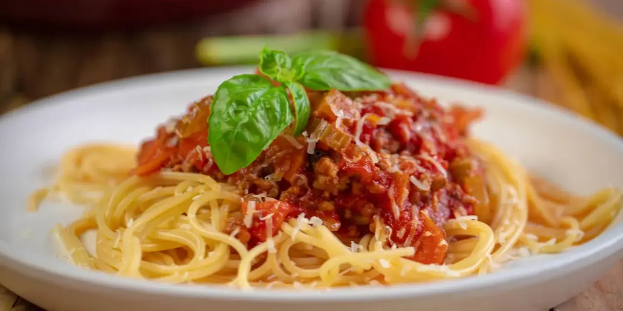 Spaghetti bolognese? Odkryj prawdziwe ragù z Bolonii!
