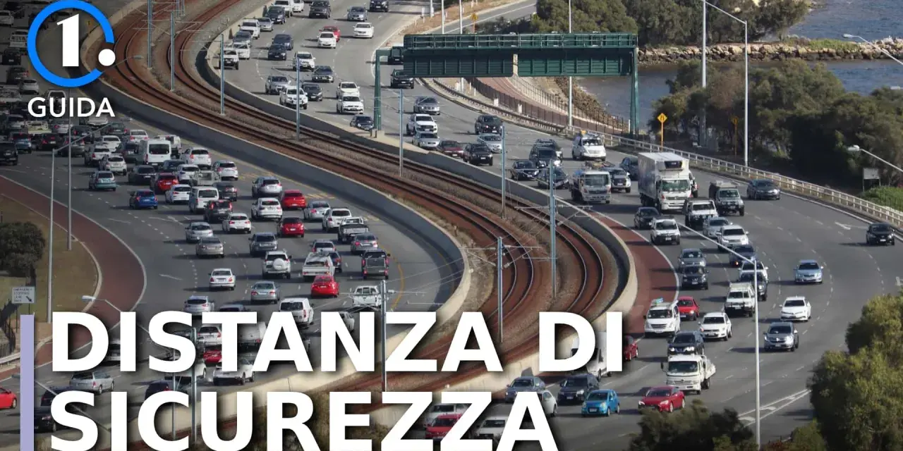 Traffico intenso su un'autostrada con molte auto e camion. Il testo "Distanza di Sicurezza" e "Guida" suggerisce l'importanza di rispettare le norme, come l'art. 149 cds.