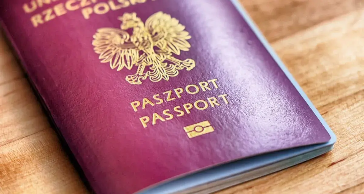 Polski paszport biometryczny, co to jest? Dokument z godłem Polski i symbolem biometrycznym.