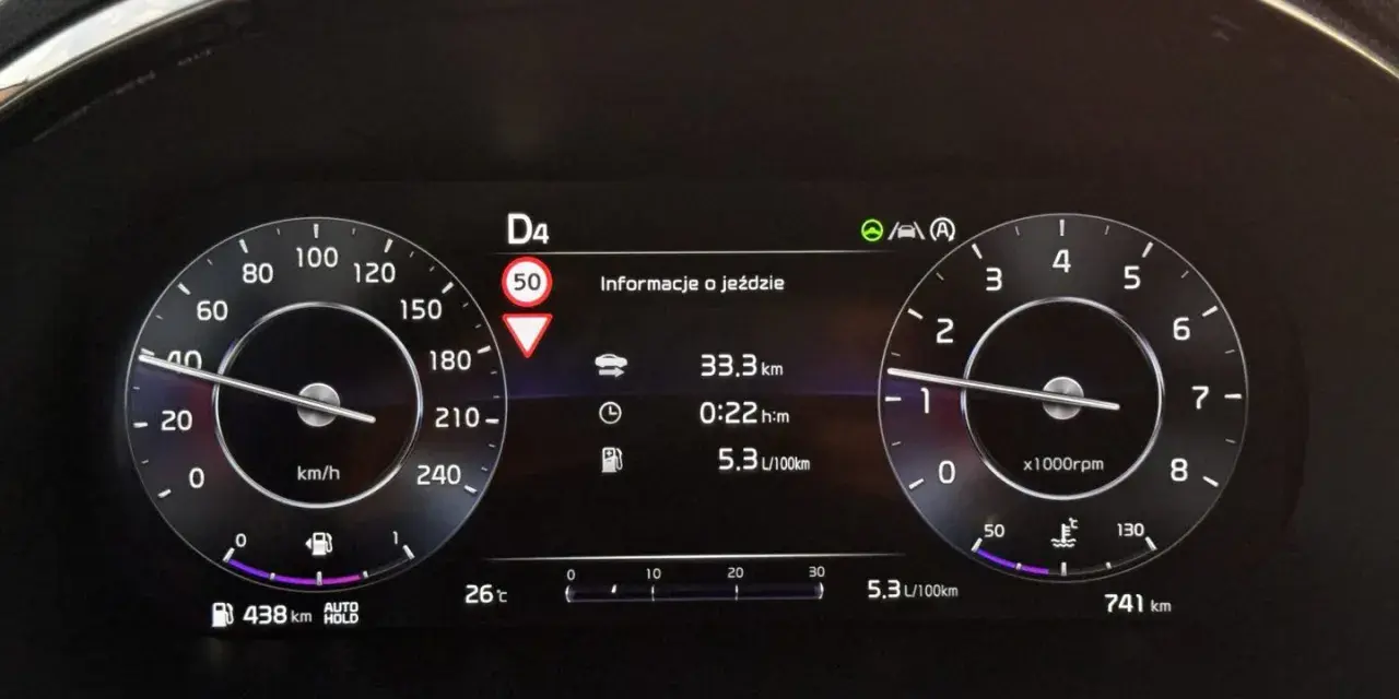 Na desce rozdzielczej widoczna kontrolka asystenta pasa ruchu, prędkościomierz pokazuje 40 km/h, a obrotomierz 1000 obr./min.