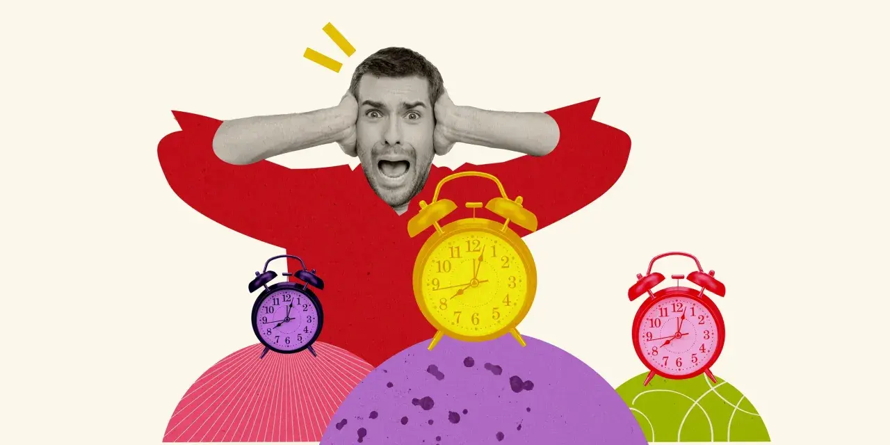 Przerażony mężczyzna z rękami na uszach, otoczony budzikami. Czy to fomo co to? Czas ucieka!