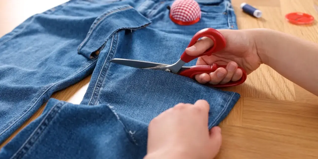 Jak obciąć jeansy? Mój przewodnik po modnych cięciach DIY.