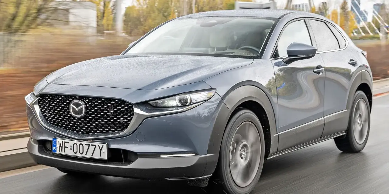 Szary SUV Mazda CX-30 w ruchu. Sprawdź aktualną mazda cx 30 cena i ofertę.