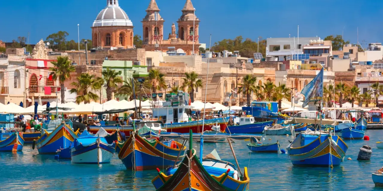 Kolorowe łodzie rybackie w porcie Marsaxlokk. Malta czy warto? Tak, warto zobaczyć to malownicze miejsce!