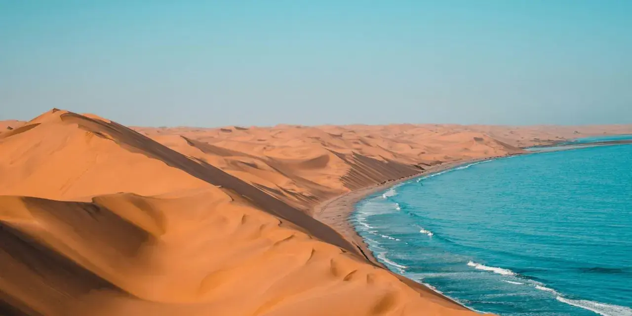 Piasek Namibii spotyka ocean. Niesamowite krajobrazy i ciekawostki o tym miejscu zapierają dech w piersiach.