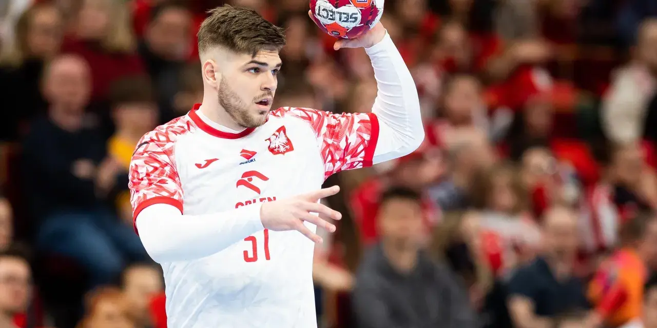 Szymon Działakiewicz w akcji, gotowy do rzutu piłką ręczną.