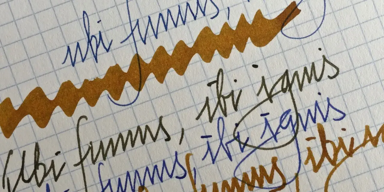 Papel cuadriculado con escritura a mano en tinta azul y marrón. Se lee "ubi fumus, ibi ignis" repetidamente.