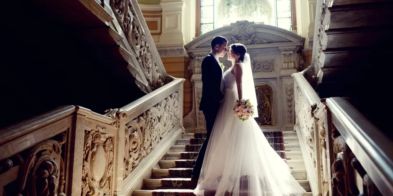 Para Młoda na marmurowych schodach z bogatymi zdobieniami. Idealne miejsce na ślub w Polsce, pełne elegancji i romantyzmu.