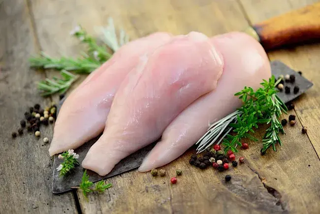 Ile piers z kurczaka ma kcal? Sprawdź, co wpływa na kaloryczność