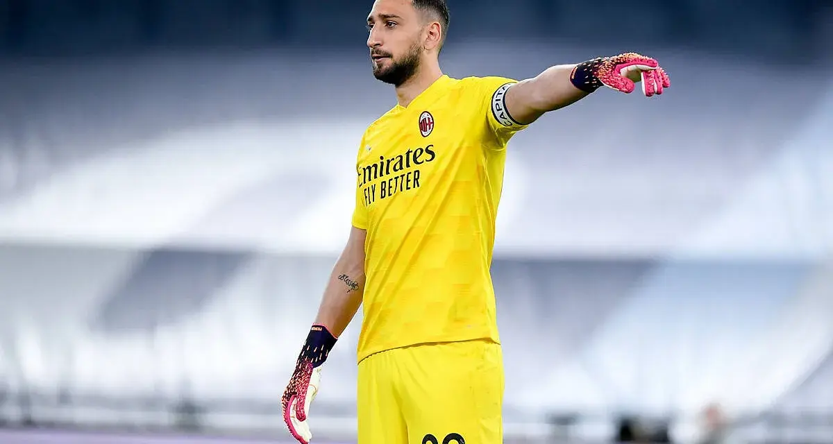 Gianluigi Donnarumma, bramkarz w żółtym stroju z numerem 99, w rękawicach, na boisku. Jego obecne drużyny to PSG i reprezentacja Włoch.