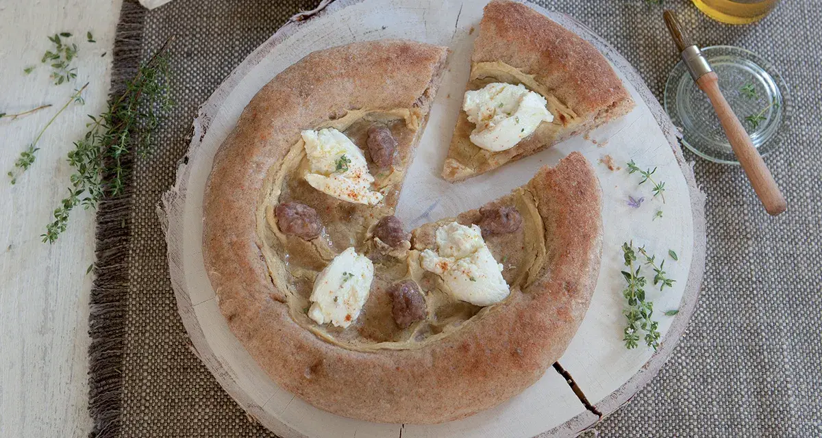Pizza al padellino con salsiccia e mozzarella, un'esplosione di sapori su una base soffice e croccante.