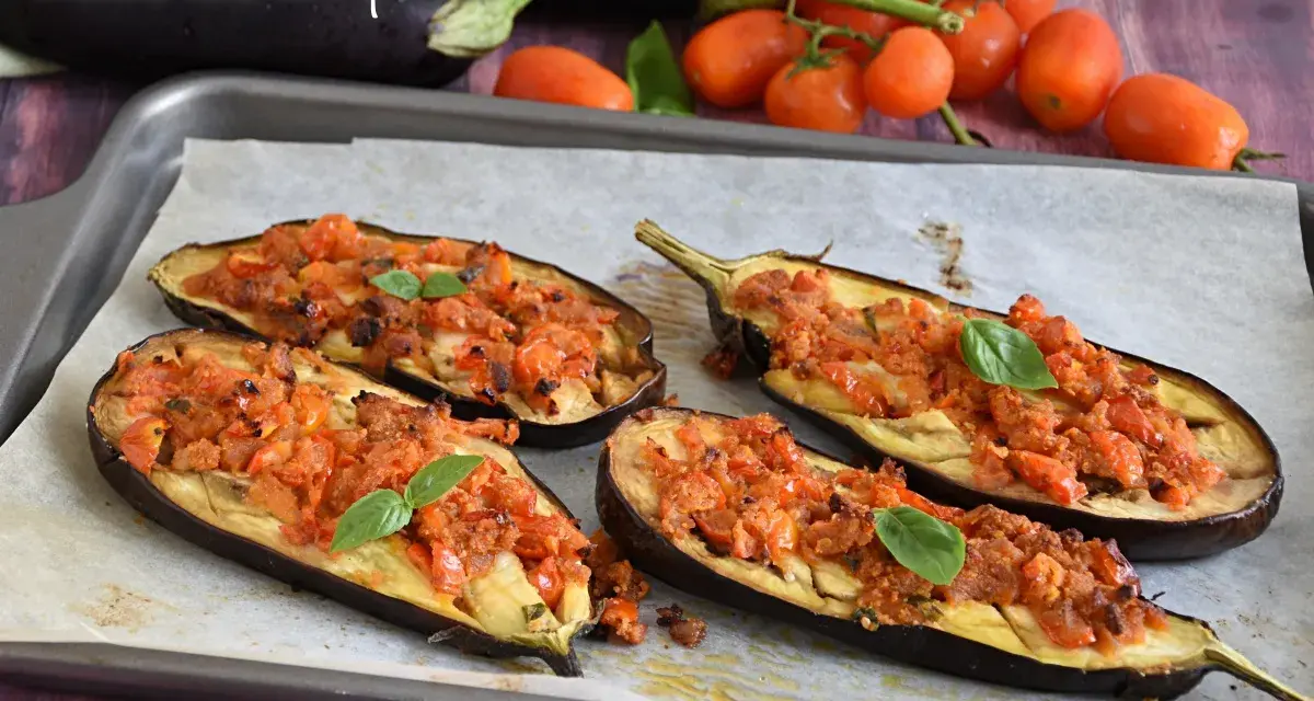 Melanzane ripiene senza carne, un piatto gustoso e colorato, pronte per essere infornate.