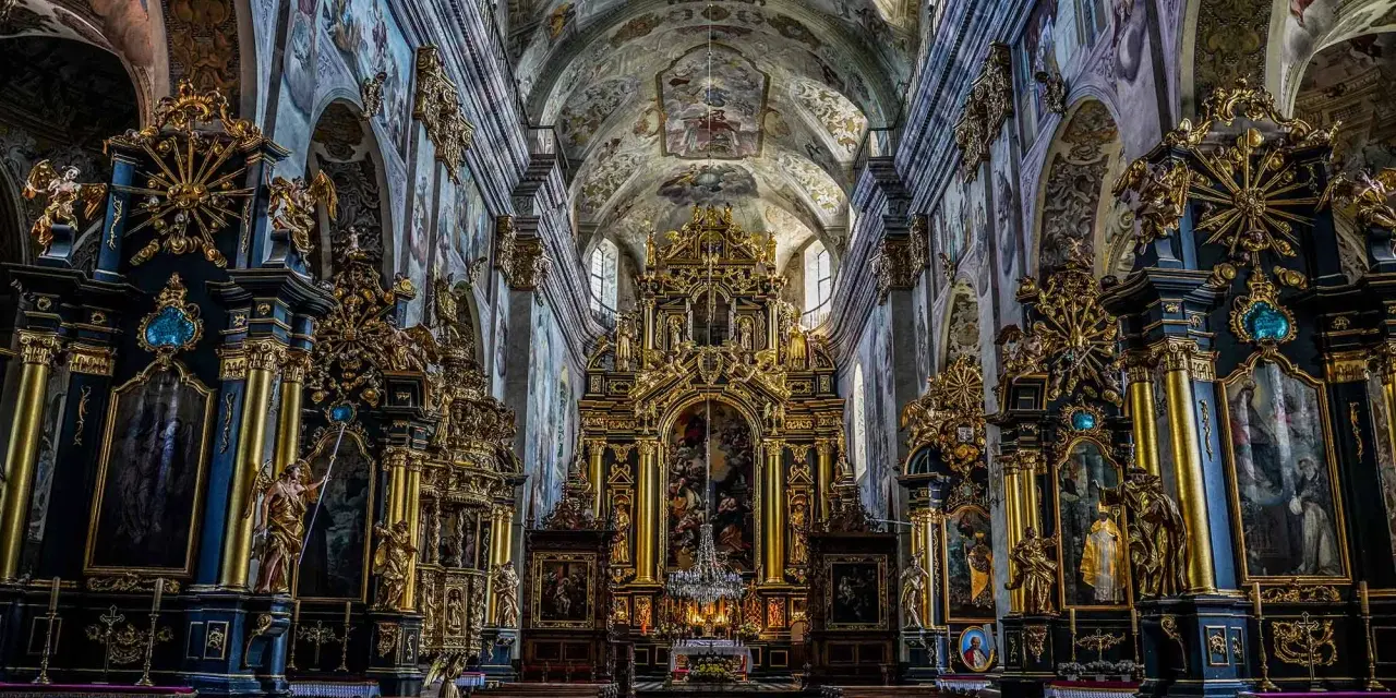 Wnętrze klasztoru bernardynów Leżajsk zachwyca bogactwem złota i malowideł.
